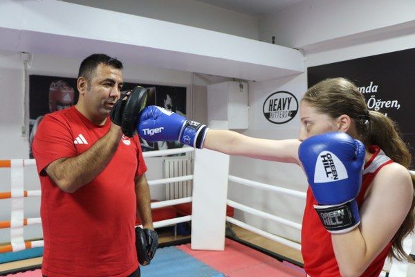 BOKSOR-BABASI-VE-ABISININ-DESTEGIYLE-14-_1584151_471089_600x400.jpg