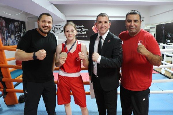 BOKSOR-BABASI-VE-ABISININ-DESTEGIYLE-14-_1584152_471089_600x400.jpg